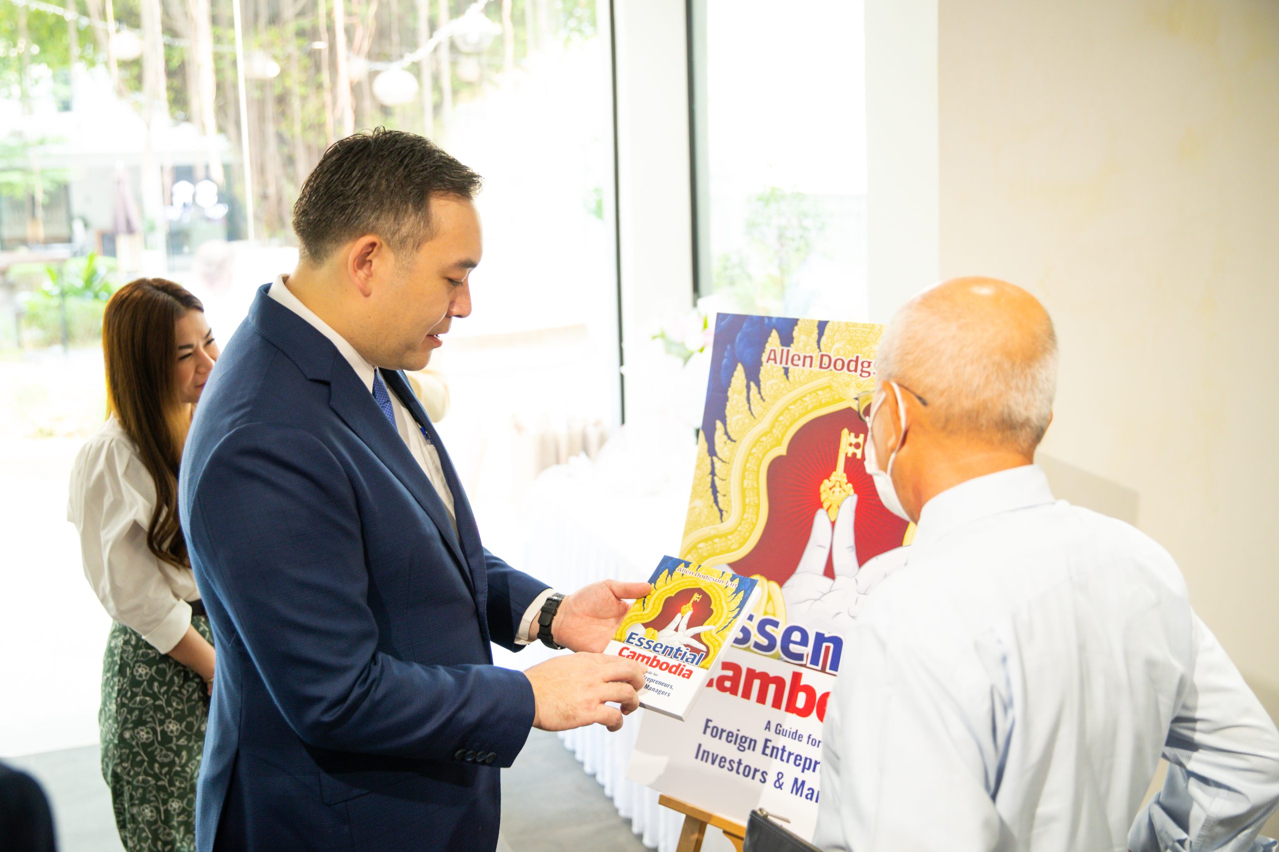Allen Dodgson Tan launches guide book for foreigner investors in Cambodia