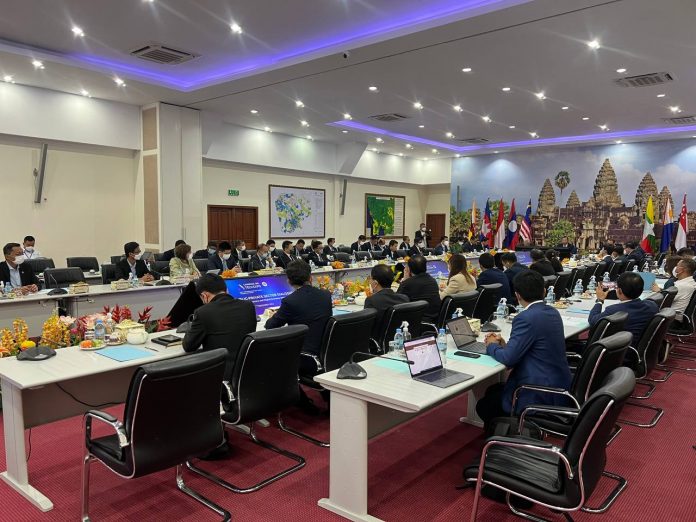 First-ever ASEAN ministerial dialogue on economic recovery held with private sector in Cambodia