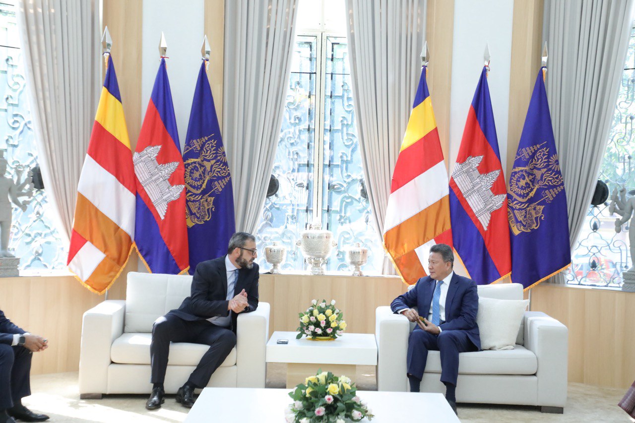 Smart Axiata CEO Meets DPM Sun Chanthol, Presenting The Company As A Leading FDI Entity