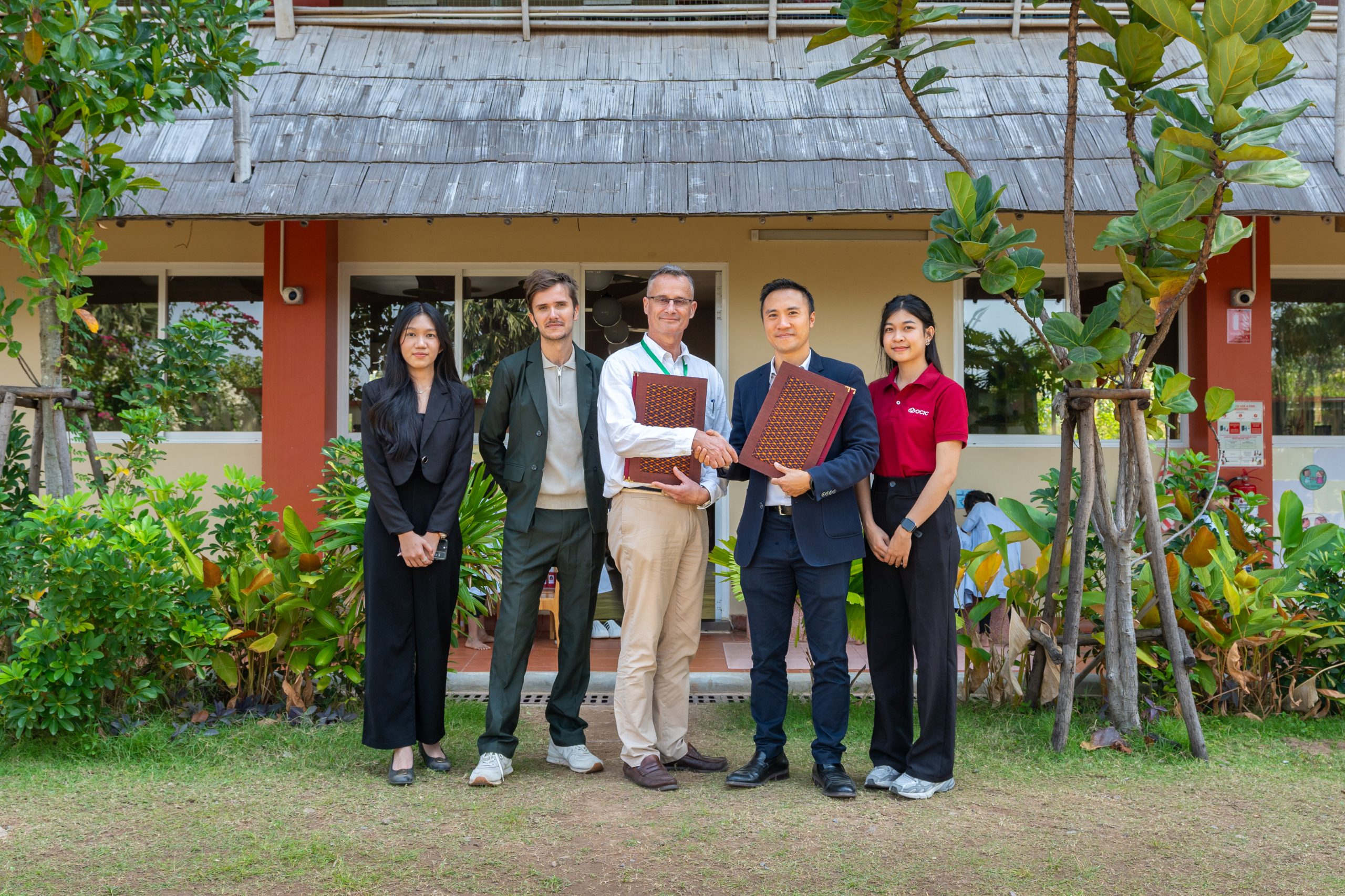 French Ngo Toutes À L’école / Happy Chandara Partners With OCIC Group to Support Underprivileged Girls