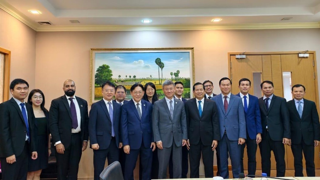 Cambodia’s Growth to Slow in 2025 as US Tariffs Bite — AMRO Warns of Rising Risks, Urges Urgent Policy Action Following Delegation Visit