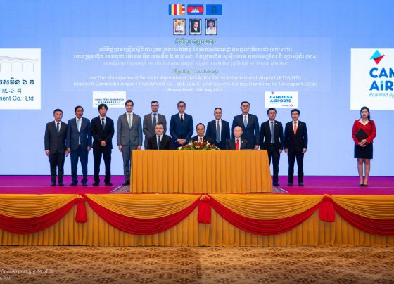 Pung Kheav Se, Chairman of CAIC, and Nicolas Notebaert, President of VINCI Airports, sign the agreement appointing Cambodia Airports to operate Phnom Penh’s upcoming Techo International Airport.