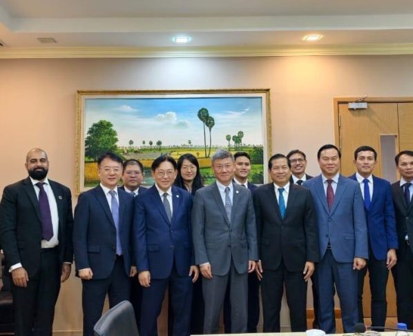 AMRO Director Kouqing Li, Chief Economist Hoe Ee Khor, and the AMRO team met with H.E. Rath Sovannorak, Deputy Governor of the National Bank of Cambodia (NBC) and other senior officials from the NBC.