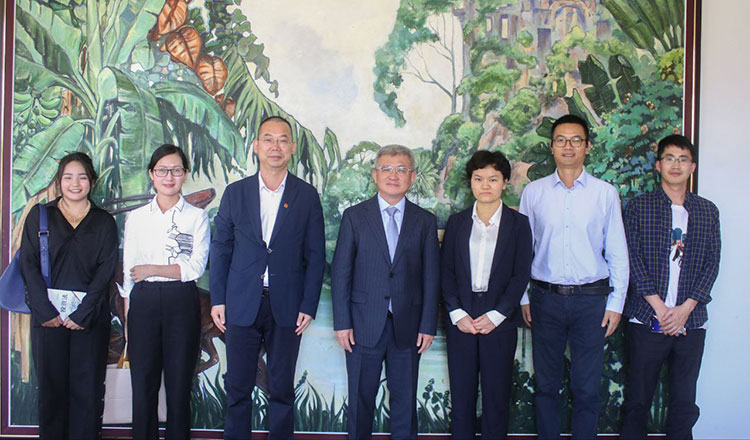 Chea Vuthy (fourth right), Secretary General of the Cambodian Investment Board of the Council for the Development of Cambodia (CDC), Wang Junwei (third left), Representative of HK OASIS Power Energy Development Co., Ltd.,