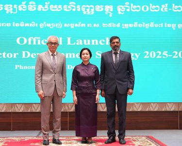 Aun Pornmoniroth (left), Deputy Prime Minister and Minister of Economy and Finance, presides over the official launch of the ‘Financial Sector Development Strategy 2025-2030’ attended by Chea Serey (centre), Governor of the National Bank of Cambodia, and Vijay Kumar Akasam, Asian Development Bank’s Country Operations Head for Cambodia, in Phnom Penh, on Wednesday. MEF