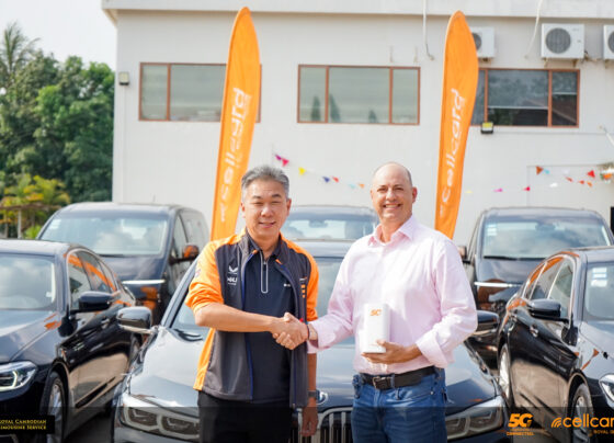 Mr. Yap Kok Leong, CEO of cellcard and Mr. Jacob Montross, Managing Director of Royal Limousine.
