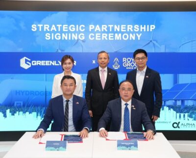 Front row, left to right: Dr Bo Bai, Group Executive Chairman & Co-Founder, Alpha Ladder Group; Neak Oknha Kith Meng, Chairman & CEO of The Royal Group. Back row, left to right: Ms Tin Pei Ling, Co-President, Alpha Ladder Group; His Excellency Sok Khoeun, Ambassador of the Kingdom of Cambodia to Singapore; Dr Huang Kuan, Chief Executive Officer of Greenlyzer and Head of Digital Green Group.