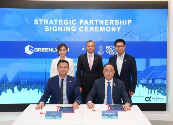 Front row, left to right: Dr Bo Bai, Group Executive Chairman & Co-Founder, Alpha Ladder Group; Neak Oknha Kith Meng, Chairman & CEO of The Royal Group. Back row, left to right: Ms Tin Pei Ling, Co-President, Alpha Ladder Group; His Excellency Sok Khoeun, Ambassador of the Kingdom of Cambodia to Singapore; Dr Huang Kuan, Chief Executive Officer of Greenlyzer and Head of Digital Green Group.