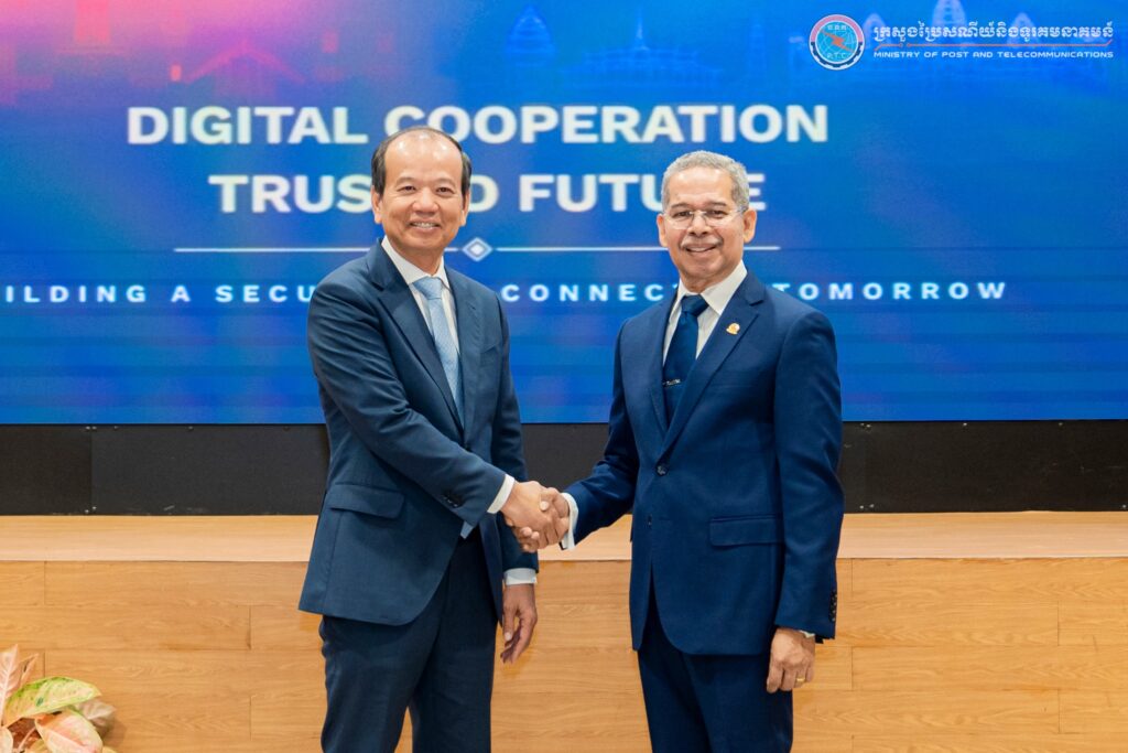 H.E. Chea Vandeth (L), Minister of Post and Telecommunications and Chairman of the DGC of the Kingdom of Cambodia and H.E. Miguel Marques Gonçalves Manetelu, Minister of Transport and Communications of the Democratic Republic of Timor-Leste, shake hands./Image credit: MPTC.